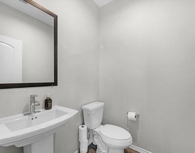 5455 Pinetree Crescent Lane - Photo Thumbnail 18