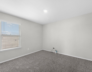 5455 Pinetree Crescent Lane - Photo Thumbnail 7