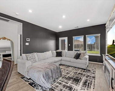 5455 Pinetree Crescent Lane - Photo Thumbnail 23