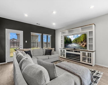 5455 Pinetree Crescent Lane - Photo Thumbnail 22