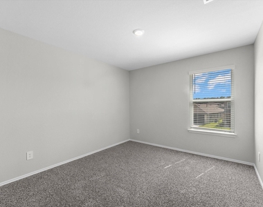 5455 Pinetree Crescent Lane - Photo Thumbnail 5