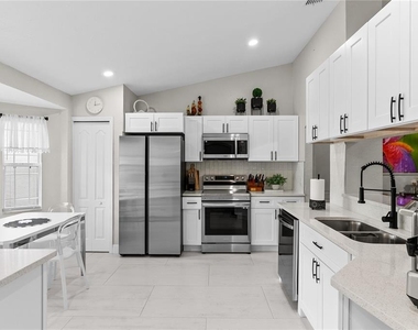 8207 Westmont Terrace Drive - Photo Thumbnail 12