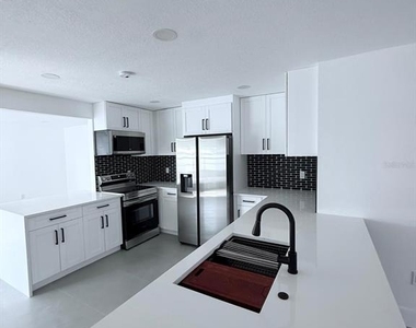 720 Capri Boulevard - Photo Thumbnail 5