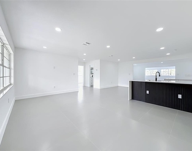 720 Capri Boulevard - Photo Thumbnail 7