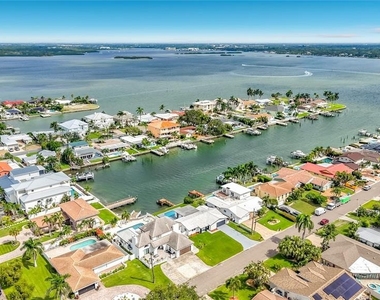 720 Capri Boulevard - Photo Thumbnail 3