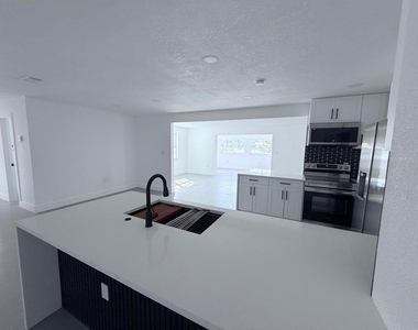 720 Capri Boulevard - Photo Thumbnail 6