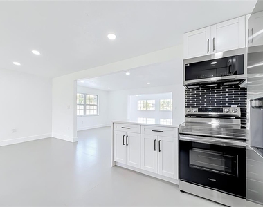 720 Capri Boulevard - Photo Thumbnail 12