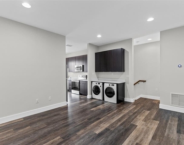 14105 Corrigan Avenue - Photo Thumbnail 4