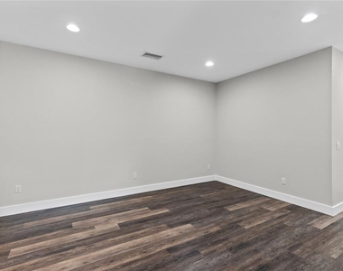 14105 Corrigan Avenue - Photo Thumbnail 6