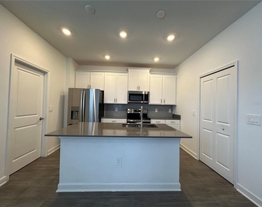 3118 Addison Boulevard - Photo Thumbnail 9