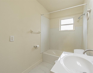 14918 Pinecrest Road - Photo Thumbnail 5