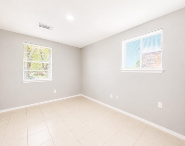 723 Onaleigh Drive - Photo Thumbnail 4