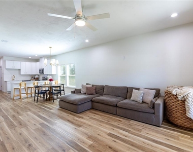 991 Nw 3rd Street - Photo Thumbnail 4