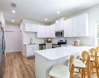 991 Nw 3rd Street - Photo Thumbnail 7