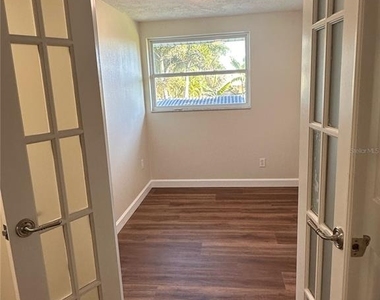 855 Stewart Street - Photo Thumbnail 13