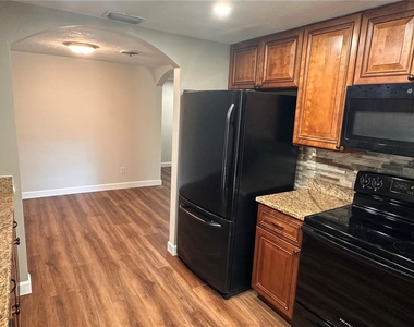 855 Stewart Street - Photo Thumbnail 5