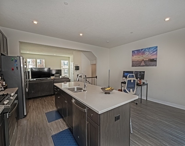 213 Amon St - Photo Thumbnail 4