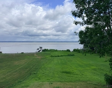 2937 Hamlin Avenue - Photo Thumbnail 3