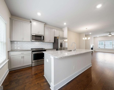 3761 Oxford Circle - Photo Thumbnail 6