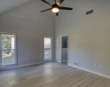 2111 Highland Club Drive Se - Photo Thumbnail 13