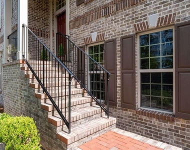 1034 East Paces Chas Ne - Photo Thumbnail 3