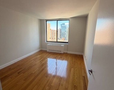 West 48th Street - Photo Thumbnail 4