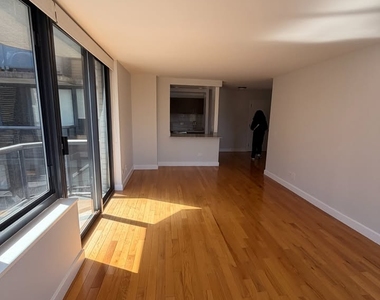 West 48th Street - Photo Thumbnail 1