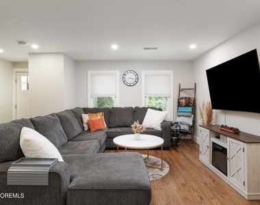 17 Clinton Street - Photo Thumbnail 2