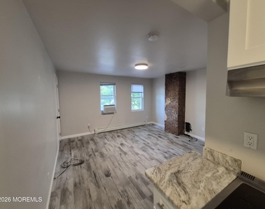 1022 Sewall Avenue - Photo Thumbnail 6