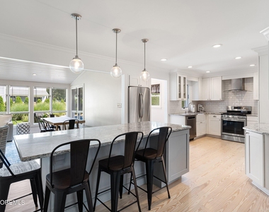 1204 Holly Place - Photo Thumbnail 8