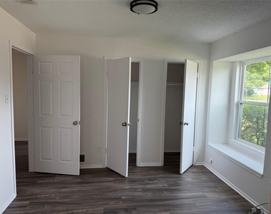 206 E Ridgegate Drive - Photo Thumbnail 6