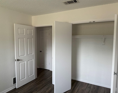 206 E Ridgegate Drive - Photo Thumbnail 18