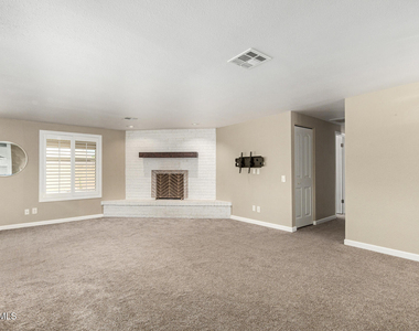1512 W Mariposa Drive - Photo Thumbnail 4