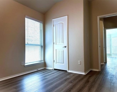 929 Hazels Way - Photo Thumbnail 8