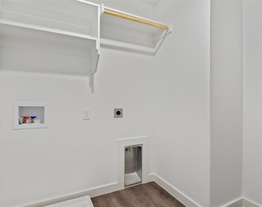 103 E Bond Street - Photo Thumbnail 16