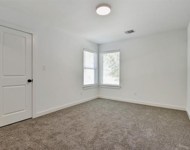 103 E Bond Street - Photo Thumbnail 13