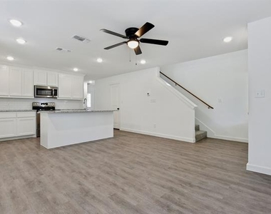 103 E Bond Street - Photo Thumbnail 4
