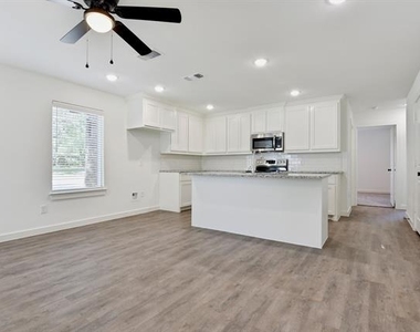 103 E Bond Street - Photo Thumbnail 3