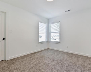 103 E Bond Street - Photo Thumbnail 10