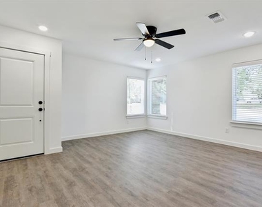 103 E Bond Street - Photo Thumbnail 6