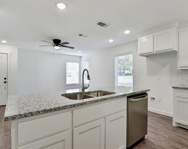 103 E Bond Street - Photo Thumbnail 9
