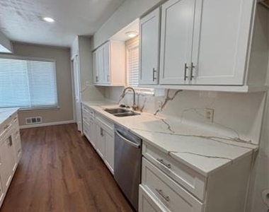 615 Oak Forest Drive - Photo Thumbnail 6