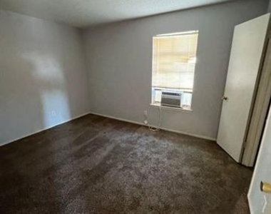 2410 N Willis Street - Photo Thumbnail 12