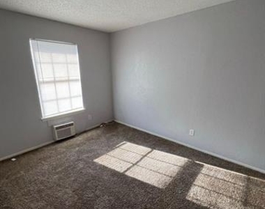 2410 N Willis Street - Photo Thumbnail 11