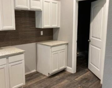 114 E Oak Street - Photo Thumbnail 9