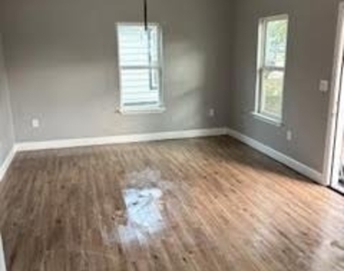 114 E Oak Street - Photo Thumbnail 2