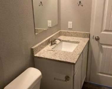 114 E Oak Street - Photo Thumbnail 11