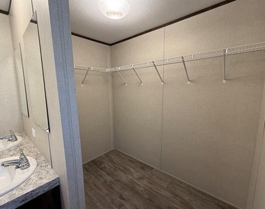 223 W Division Street - Photo Thumbnail 18