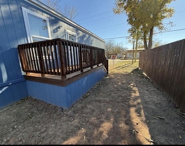 223 W Division Street - Photo Thumbnail 6