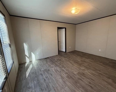 223 W Division Street - Photo Thumbnail 29